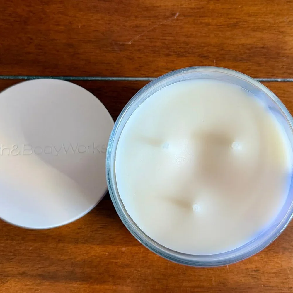NEW FRESH CUT LILACS 3-Wick Candle Bath & Body Works - Picture 2 of 3